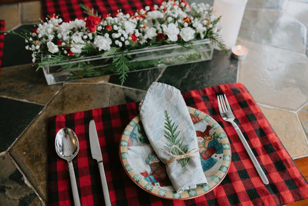 Creating a Festive Christmas Tablescape: How to Use Cedar to Decorate Your Napkins